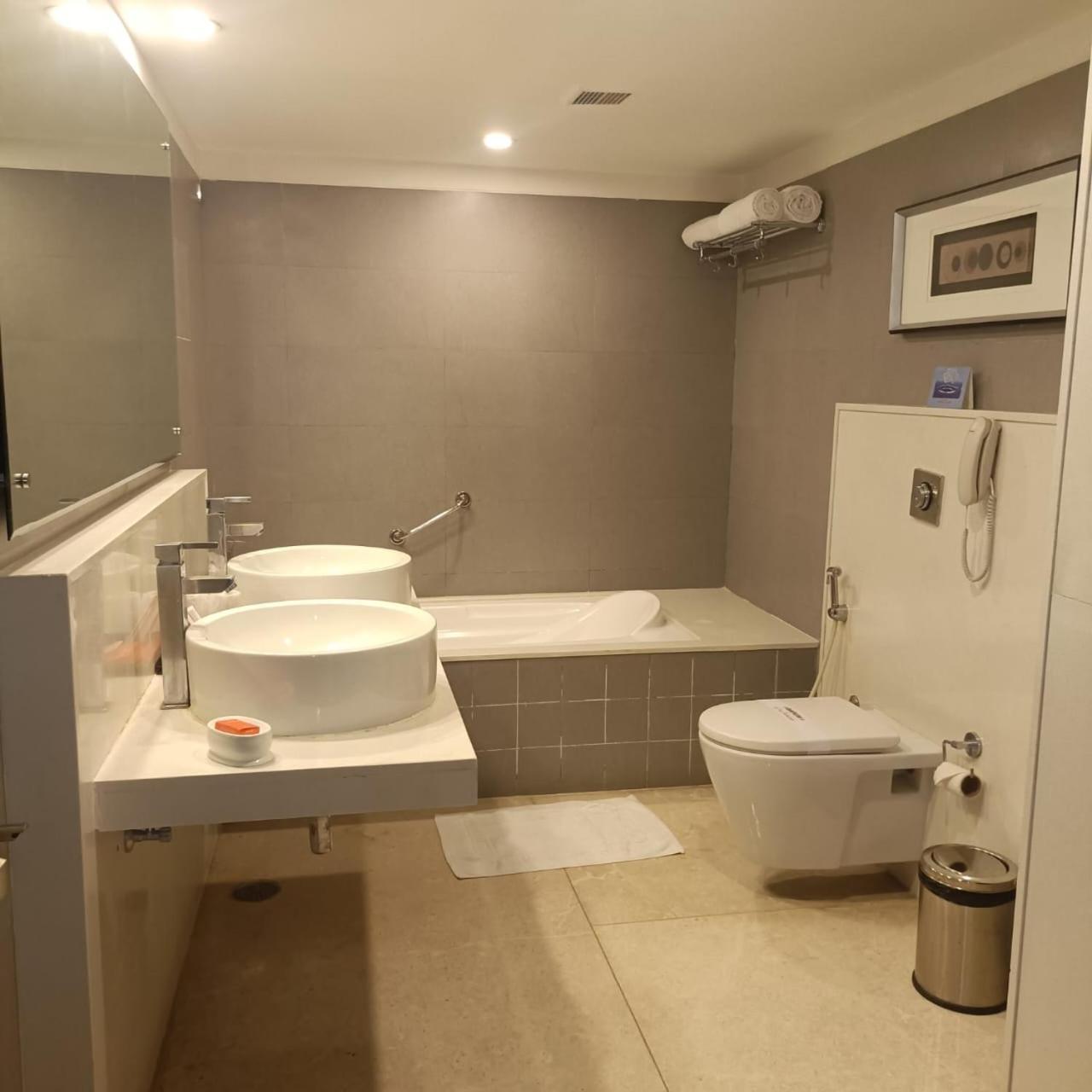 Royal Park Kakinada Hotel Екстериор снимка